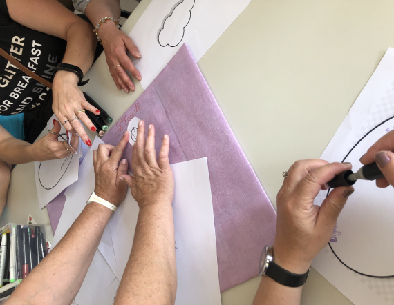 Mains de patients en psychiatrie réalisant une activité manuelle dans le cadre de la journée nationale de la bientraitance
