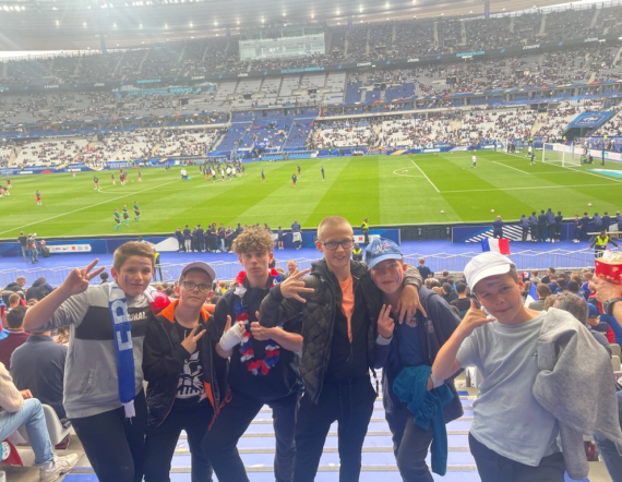 Jeunes du DITEP posant au Stade de France