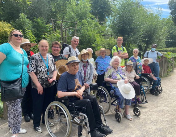 Photo de groupe réisdents et professionnels au zoo de Lille