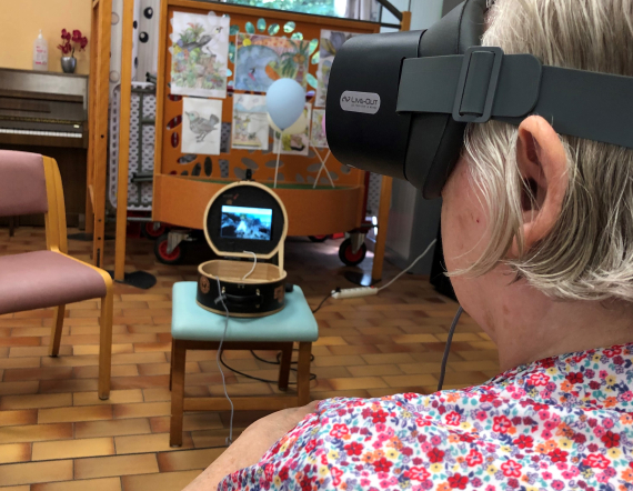 Résident EHPAD avec casque de réalité virtuelle