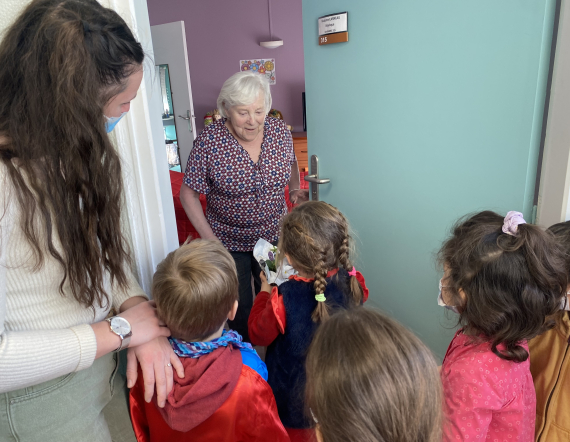 enfants rendant visite à une résidente en EHPAD