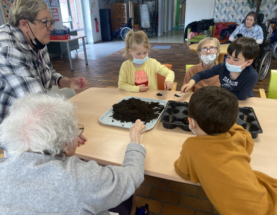 Activité jardinage intergénérationnelle