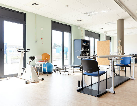 salle avec table et équipement de sport