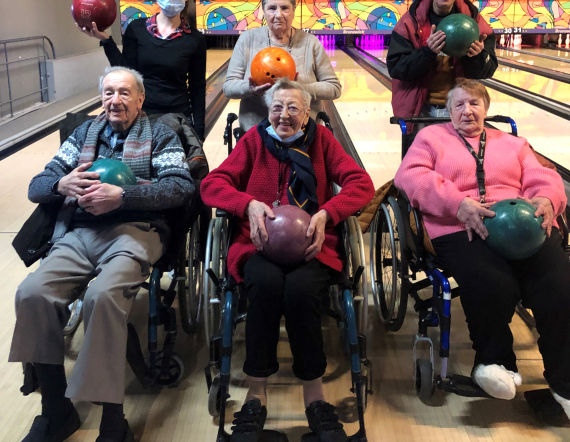 Photo de groupe des résidents au bowling