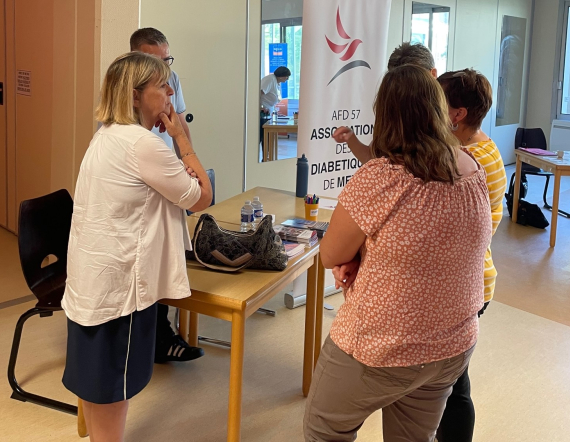 Professionnels, patients et bénévoles discutant autour du stand de l'association des diabétiques de Metz