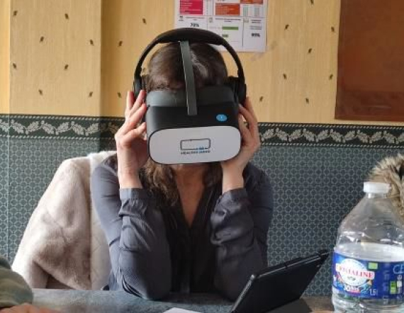 Essai du casque de réalité virtuelle par un professionnel de l'établissement