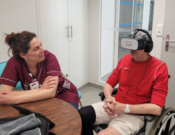 Patient du SSR Le Coteau accompagné d'une professionnel pour tester le casque de réalité virtuelle