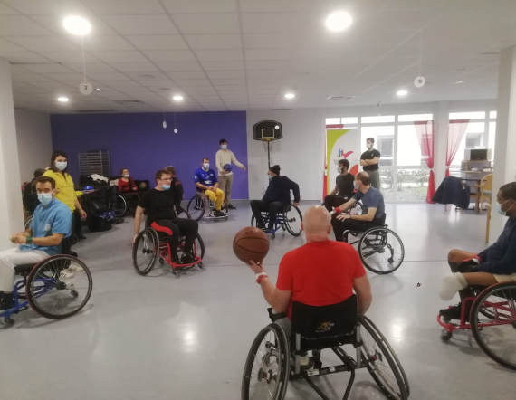 Séance d'initiation à la pratique du basket fauteuil avec les patients et le comité handisport Loiret