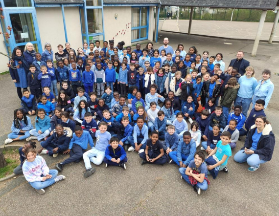Photo de tous les enfants de l'école Jean Macé habillés de bleu pour la journée mondiale de l'autisme