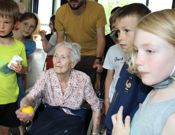 EHPAD La Chênaie Visite des élèves de l'école de la Commune