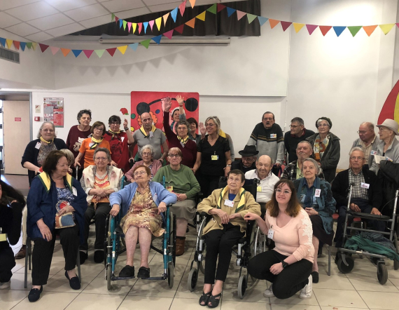 Photo de groupe des résidents des Versannes à la fin des Olympiades