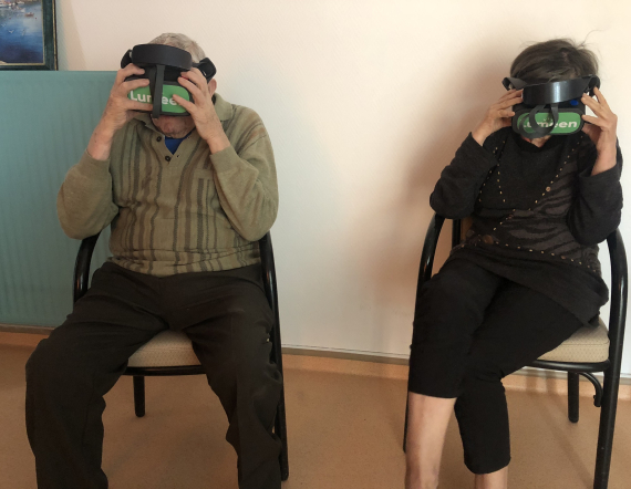 Deux résidents testent les casques de réalité virtuelle