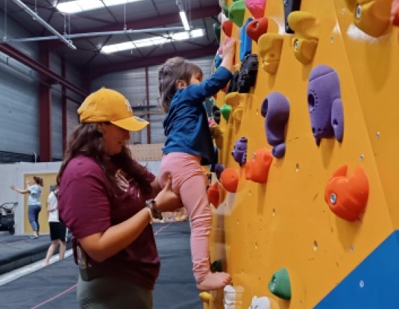 ENFANTS SUR MUR D'ESACALADE