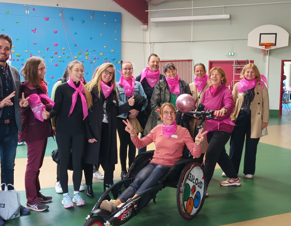 tous habillés en rose pour octobre rose, dans un gymnase