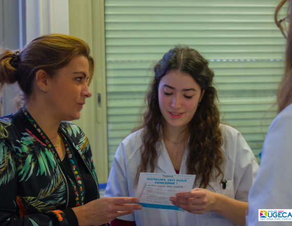 deux professionnels de la santé regardent un document