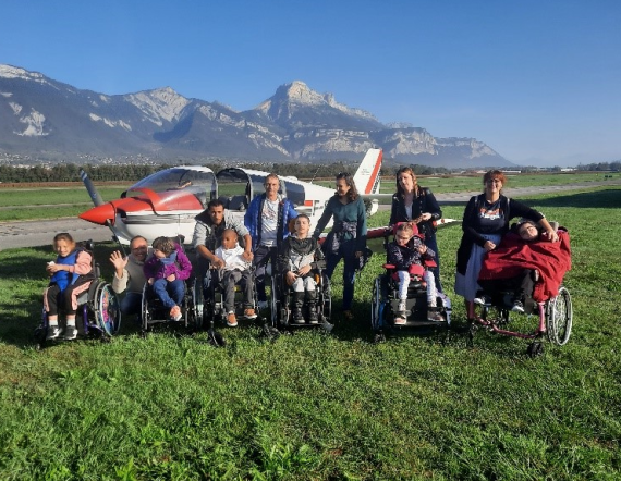 jeunes devant un avion