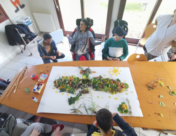 jeunes qui découvrent la nature