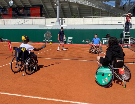 Deux enfants en fauteuil roulant jouent au tennis