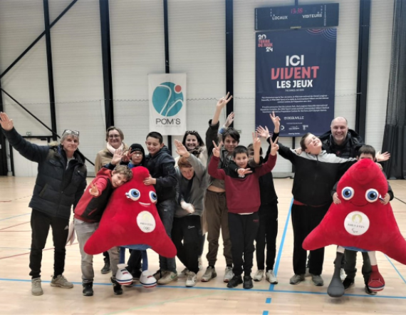 groupe de jeunes avec la mascotte des jeux olympiques
