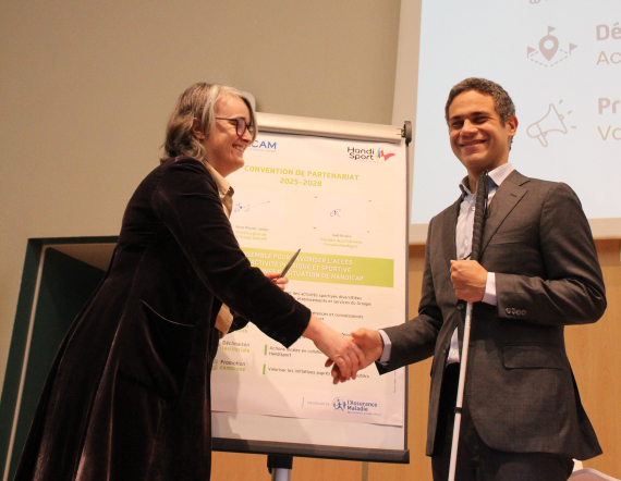 Signature de la convention de partenariat par Anne Moutel-Seiller et Gaël Rivière