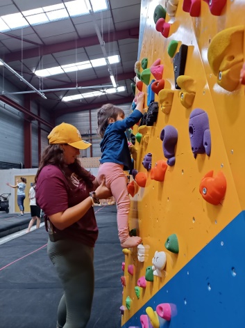 ENFANTS SUR MUR D'ESACALADE