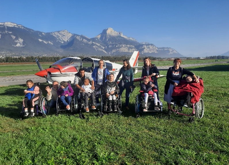 jeunes devant un avion