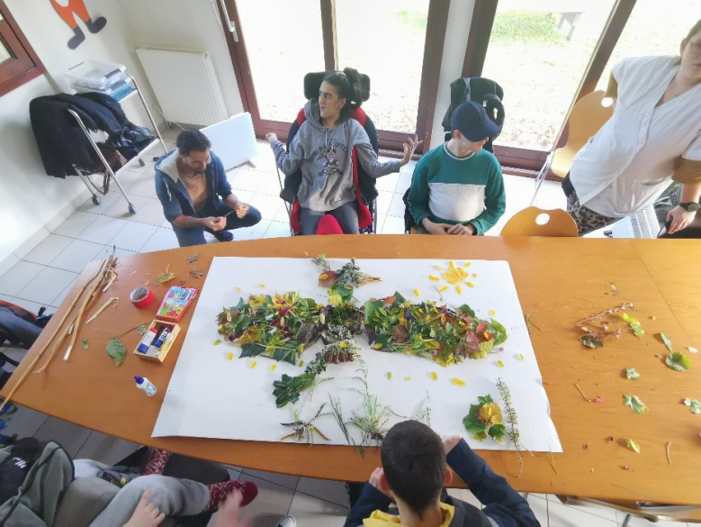 jeunes qui découvrent la nature