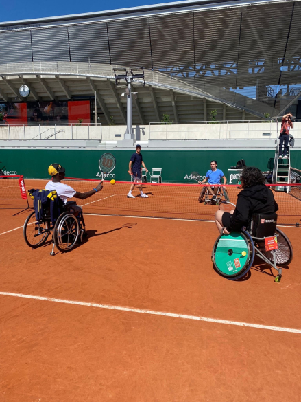 Deux enfants en fauteuil roulant jouent au tennis