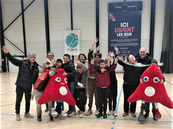 groupe de jeunes avec la mascotte des jeux olympiques