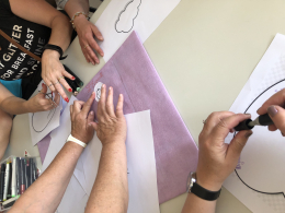 Mains de patients en psychiatrie réalisant une activité manuelle dans le cadre de la journée nationale de la bientraitance