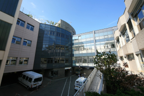Vue de la cour intérieur d'un établissement moderne