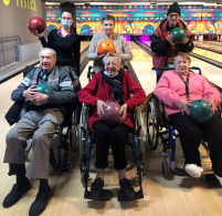 Photo de groupe des résidents au bowling