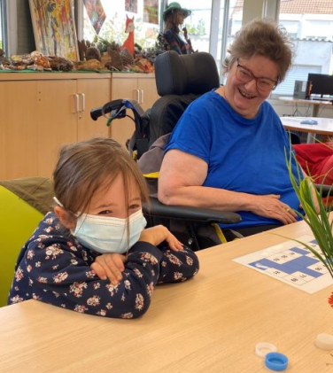 Enfant avec une résidente en EHPAD
