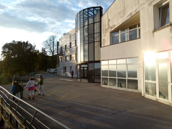 Un groupe d'enfants devant les bâtiments de l'IME A. Dedecker