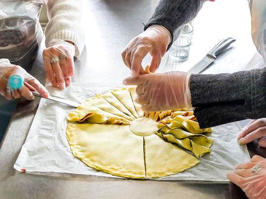 Gros plan sur des mains en train de cuisiner