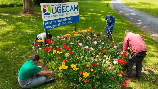 jeunes plantant des fleurs entrée du Parc