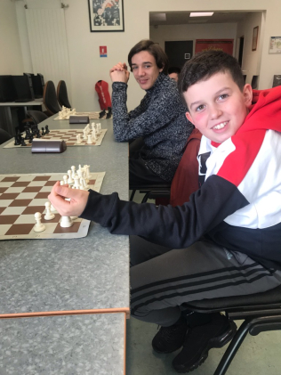 Jeunes jouant aux échecs