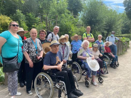 Photo de groupe réisdents et professionnels au zoo de Lille