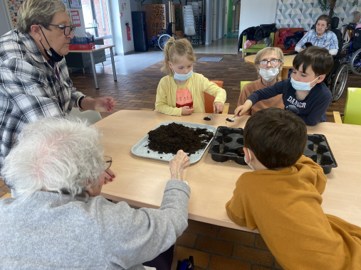 Activité jardinage intergénérationnelle