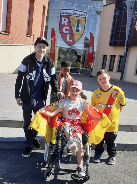 enfants en tenue de supporters