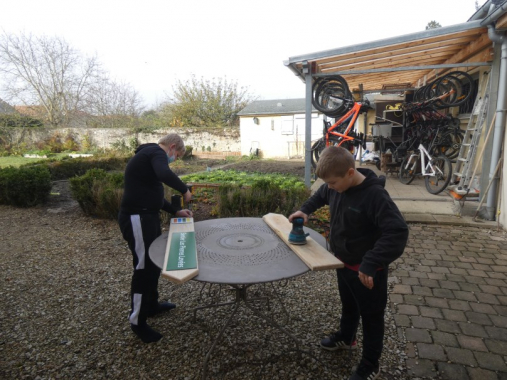 ponçage de panneaux en bois par des enfants