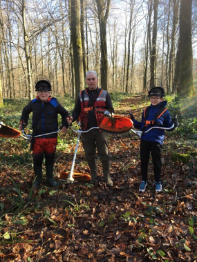 enfants et formateur en forêt