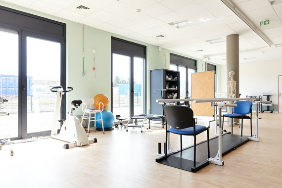 salle avec table et équipement de sport