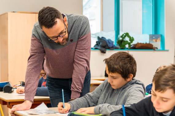 un enfant fait un travail scolaire