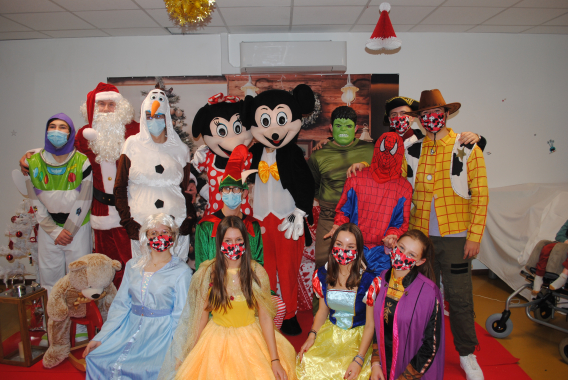 Photo de groupe à la fête de Noël du Centre de soins Antoine de Saint-Exupéry