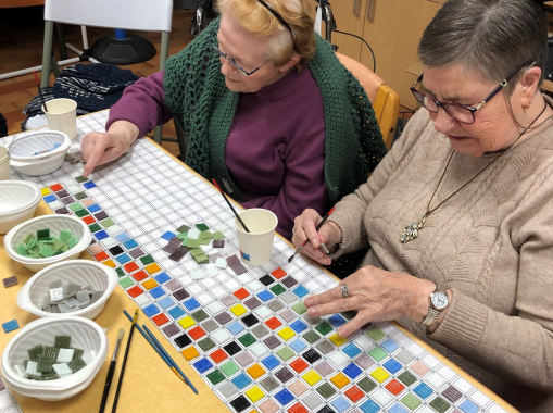 Résidents de l'EHPAD en atelier mosaïque