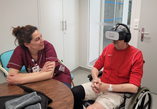 Patient du SSR Le Coteau accompagné d'une professionnel pour tester le casque de réalité virtuelle