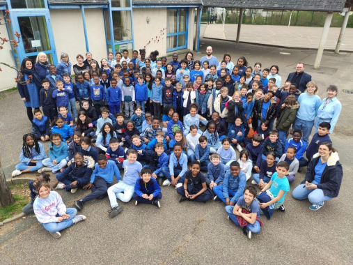 Photo de tous les enfants de l'école Jean Macé habillés de bleu pour la journée mondiale de l'autisme