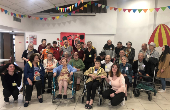 Photo de groupe des résidents des Versannes à la fin des Olympiades