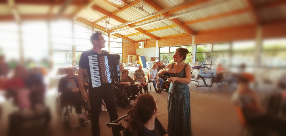 Le duo RASKOVNIK en train de chanter au milieu des patients lors du concert au CMPR neurologique de Lay-Saint-Christophe
